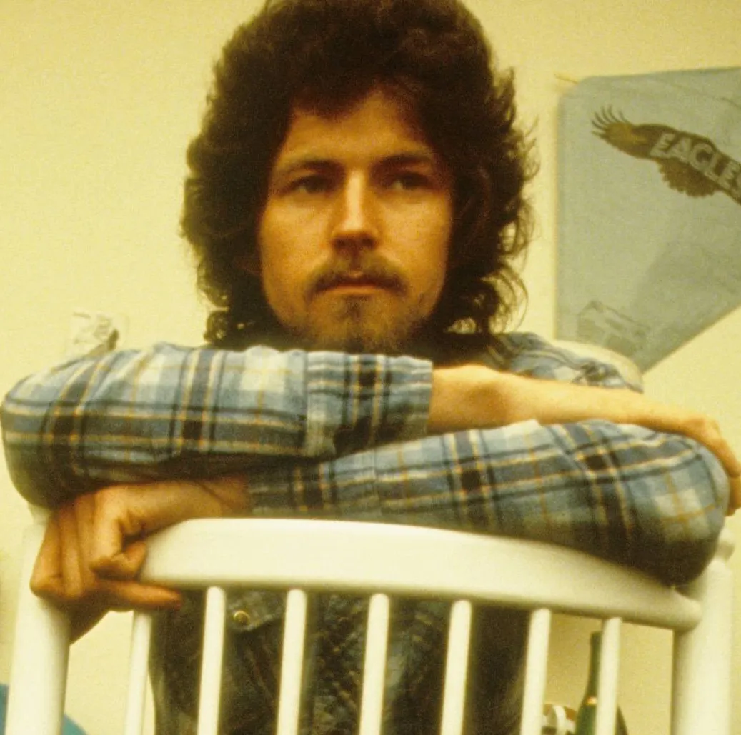 Don Henley des Eagles sur une chaise