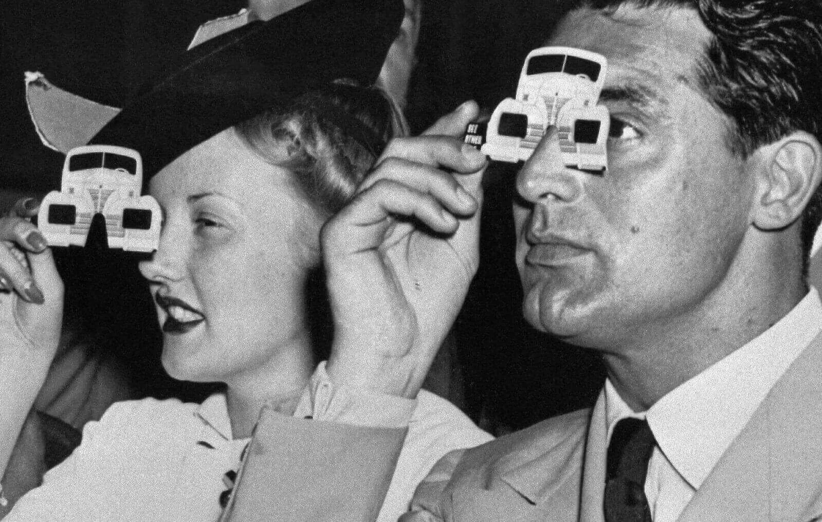 Personnes portant des lunettes 3D devant un film