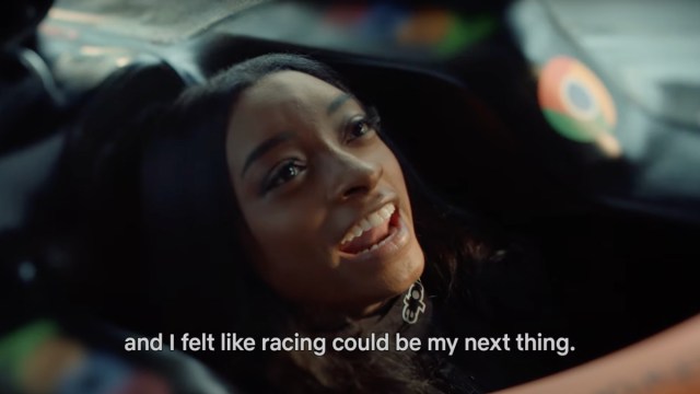 Netflix a lancé une campagne de stars pour sa nouvelle fonctionnalité mobile, Moments, qui permet aux utilisateurs de partager leurs scènes préférées d'émissions de télévision et de films.