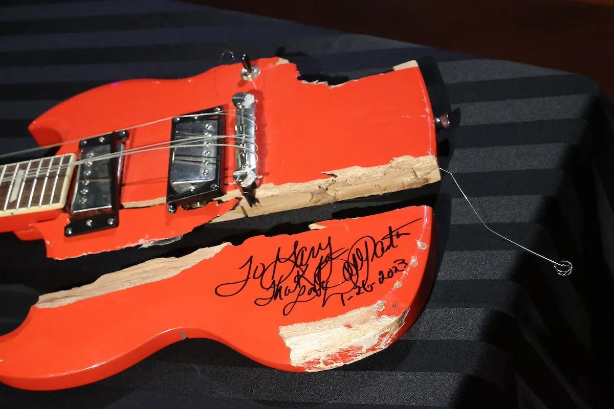 Guitare rouge cassée signée Dolly Parton