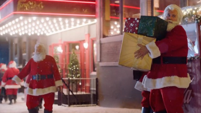 Coca-Cola donne vie à ses personnages emblématiques des fêtes, tels que le Père Noël, ses caravanes et ses ours polaires, grâce à l'IA. Pour les fêtes de fin d'année, la marque dévoile des produits pilotés par l'IA. [â¦]