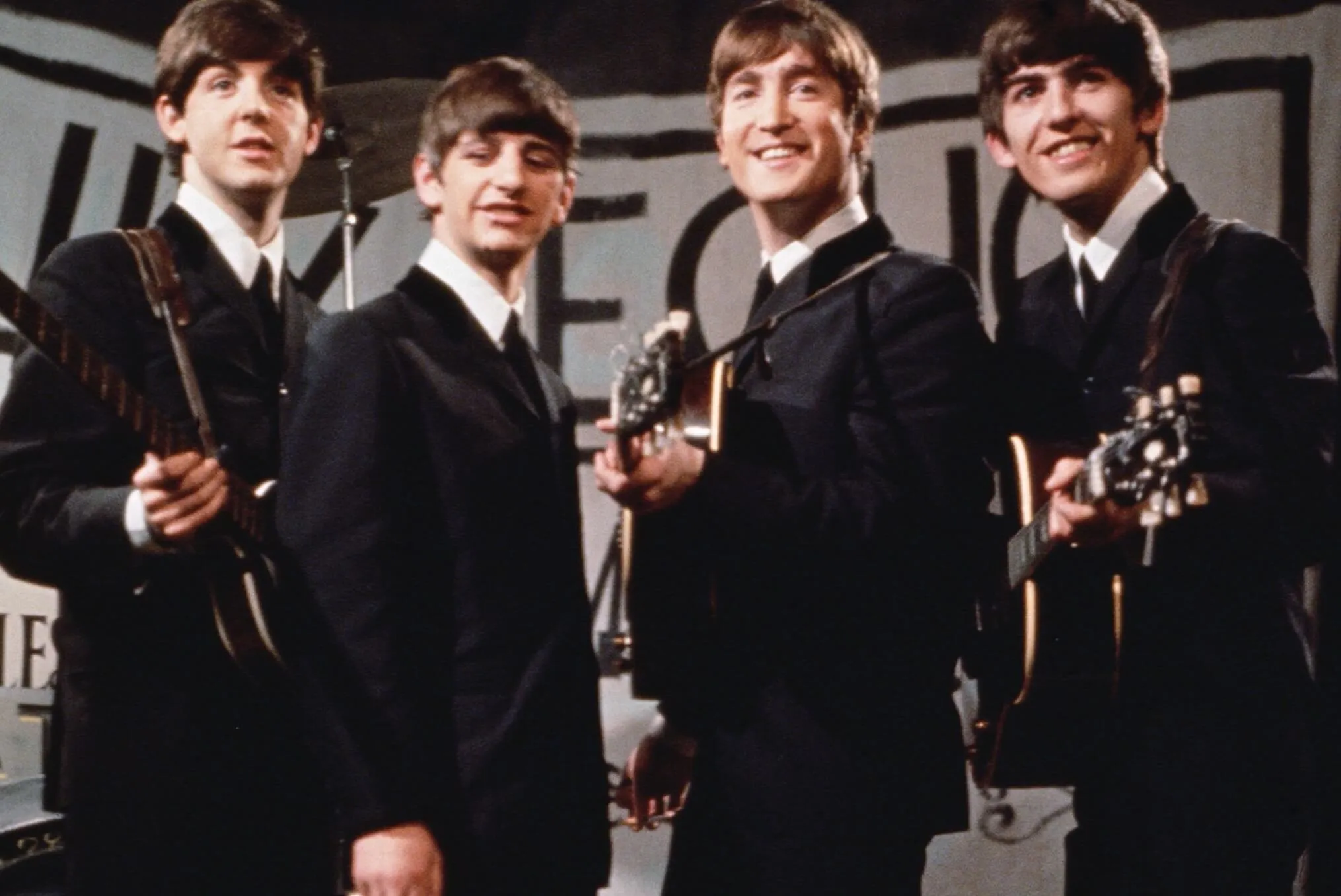 Les Beatles en costume pendant la "Je veux te tenir la main" ère