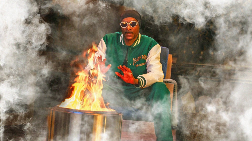 Snoop Dogg utilisant un Solo Stove entouré de fumée.