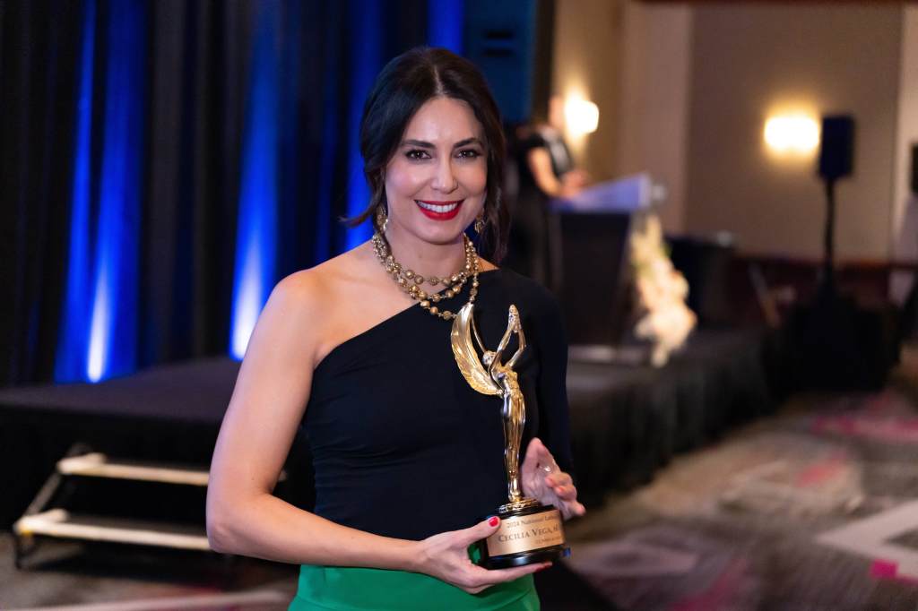 Cecilia Vega avec le prix National Latina Journalist of the Year décerné par la NAHJ.
