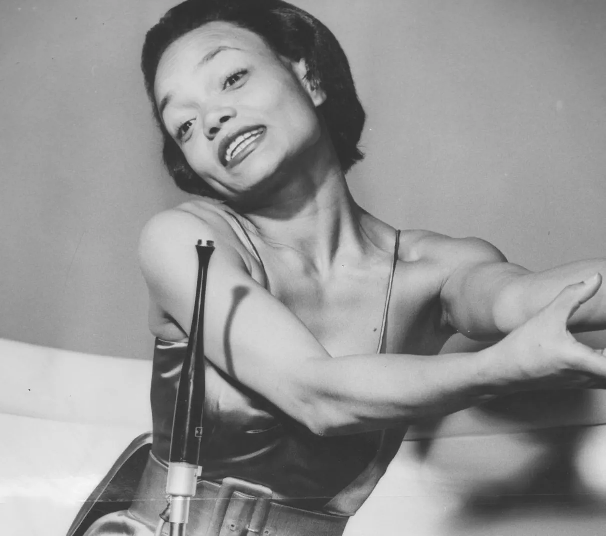 "Père Noël bébé" la chanteuse Eartha Kitt en noir et blanc