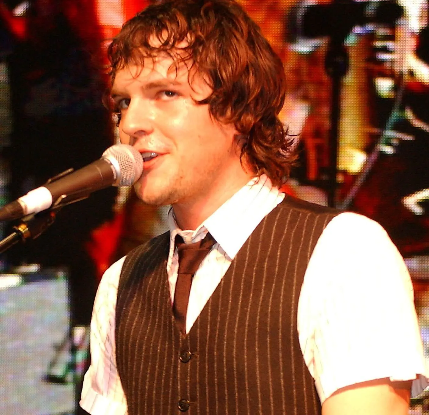 Brandon Flowers des Killers avec un microphone