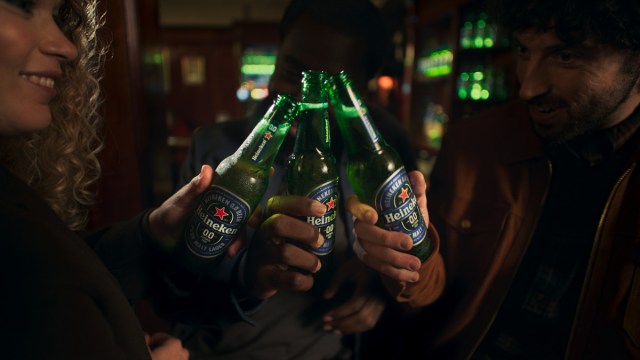 La marque vient de lancer une campagne pour Heineken 0.0, sa bière sans alcool la plus vendue, avec la légende du football gallois Gareth Bale, qui transforme un jeu de mots décent en un cri de ralliement pour le mouvement des curieux sobres.