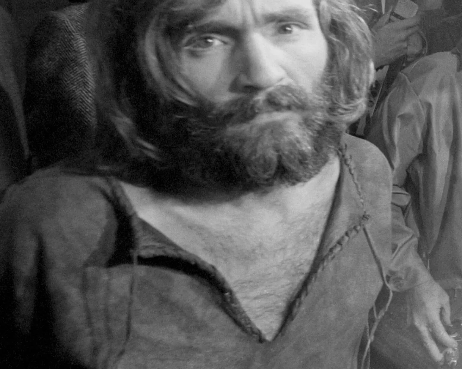 Charles Manson, un criminel inspiré par les Beatles "Helter Skelter," en noir et blanc