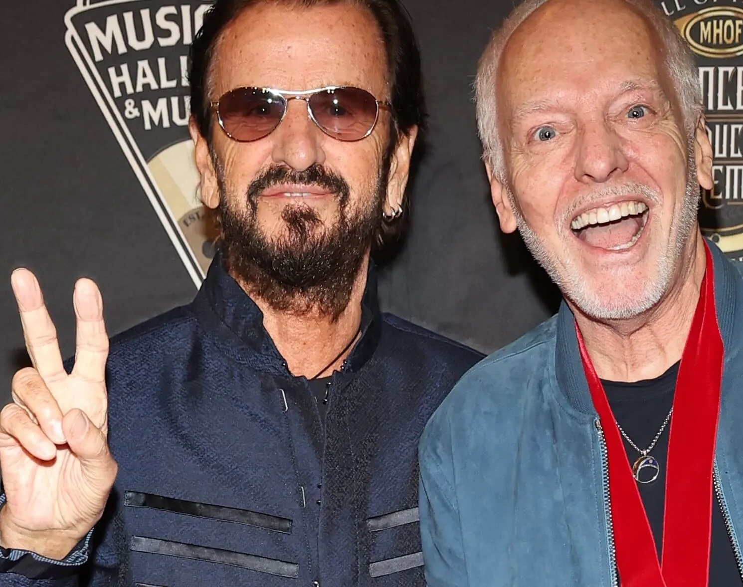 Ringo Starr à côté de Peter Frampton