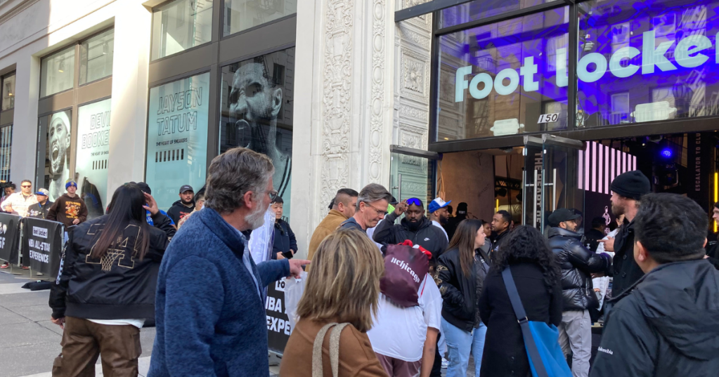 Les fans alignent l'activation des étoiles NBA de Foot Locker à l'extérieur.