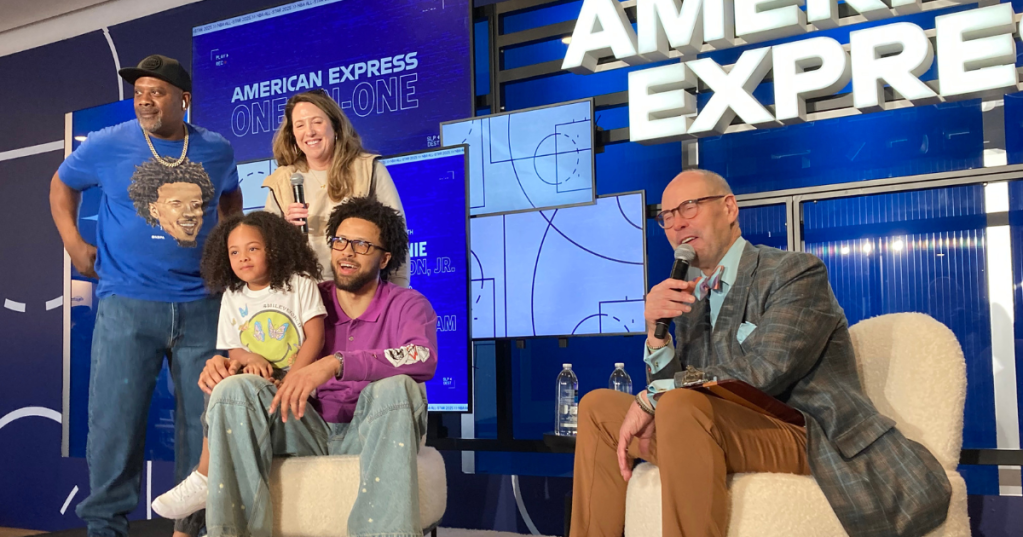 Ernie Johnson, à gauche à gauche Cade Cunningham et sa famille