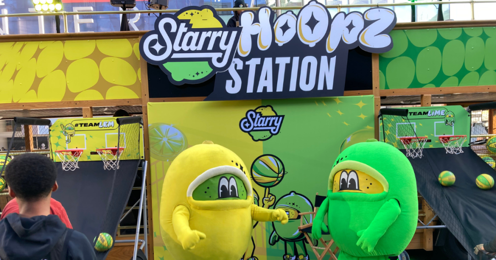 Mascottes étoilées Lem et citron vert à la station de cerceaux de la marque
