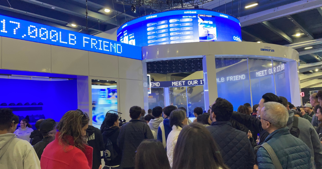 Les fans s'alignent à l'extérieur de Coinbase Arena au NBA Crossover