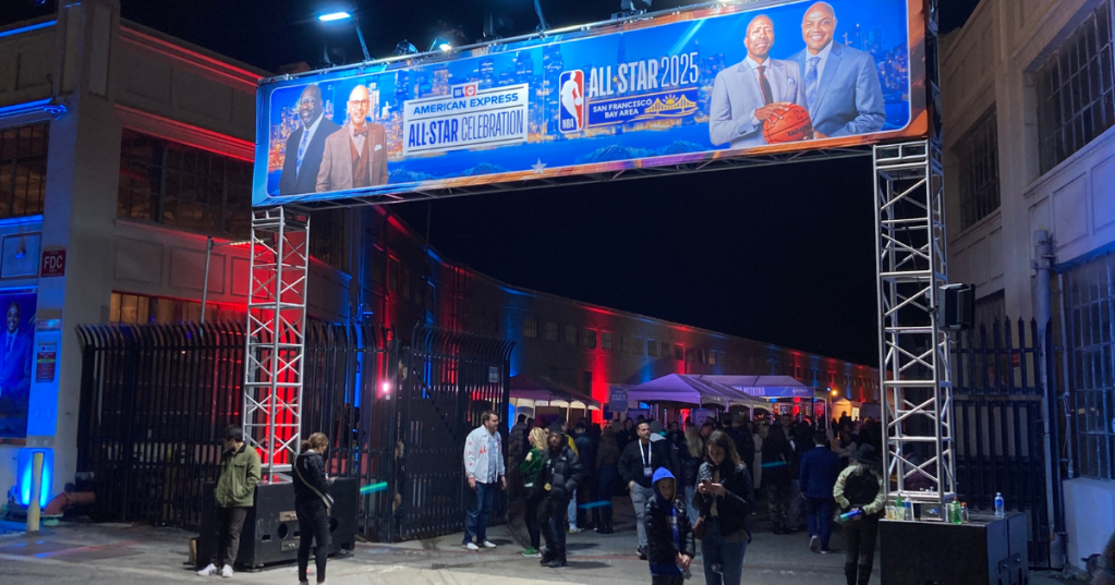 L'équipe à l'intérieur de la NBA apparaît sur une bannière à l'extérieur de Pier 48