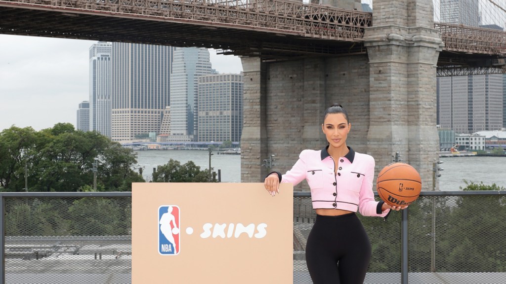 Kim Kardashian tenant un ballon de basket