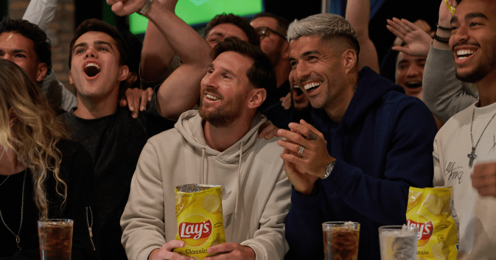 Lionel Messi et Luis Suarez dans un pub à Miami avec des sacs de Lay's.