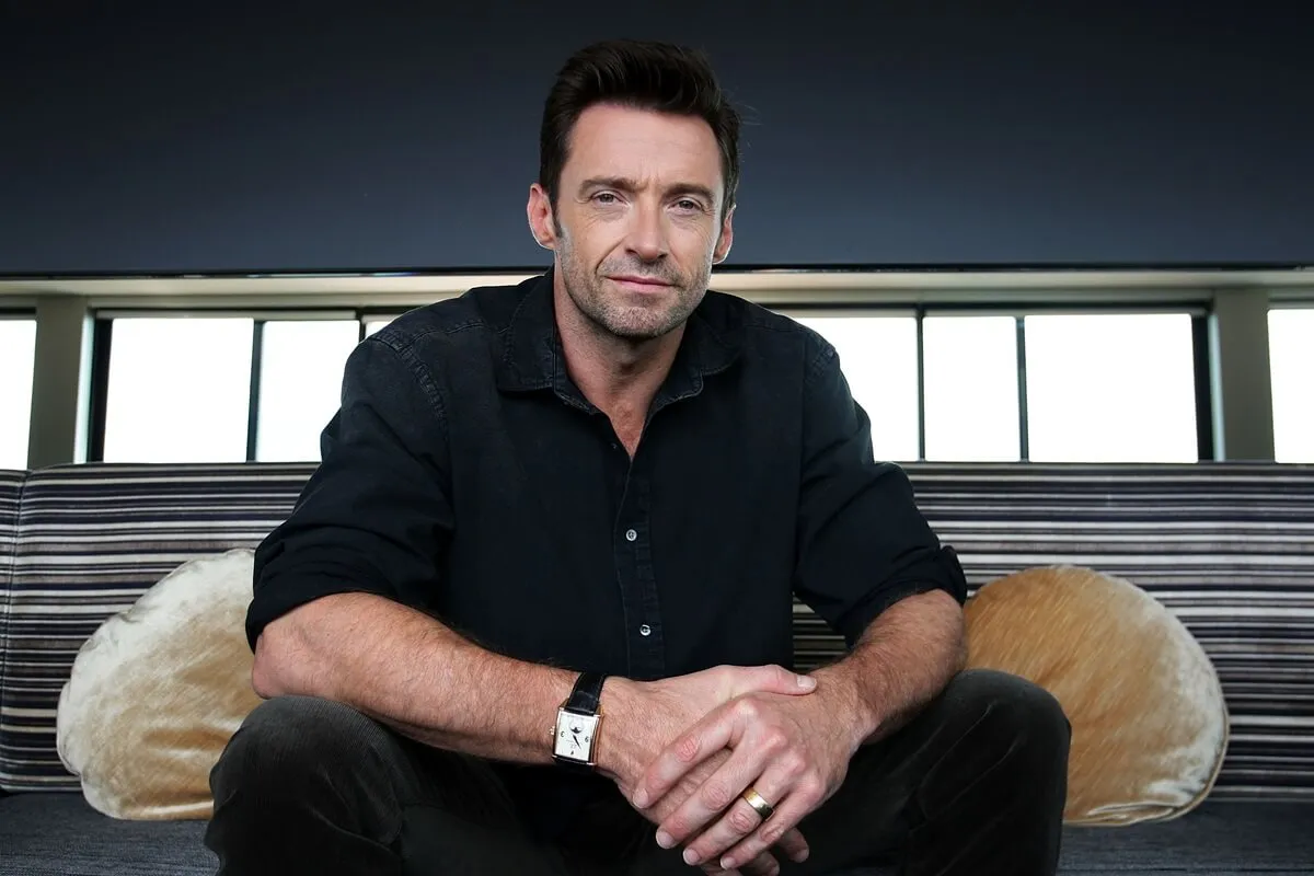 Hugh Jackman pose lors d'un appel photo pour promouvoir son nouveau film Real Steel dans une tenue noire.