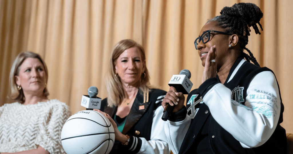 Keia Clarke, à droite, partage une scène avec Cathy Englebert, Centre, et Kate Johnson