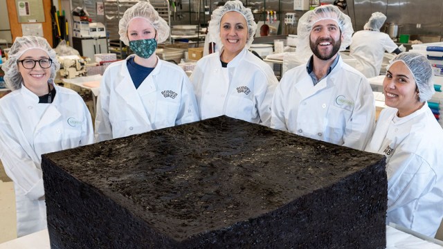 La société de cannabis multi-États Marimed célèbre "OG" Culture des mauvaises herbes avec un coup de brownie de 850 livres.