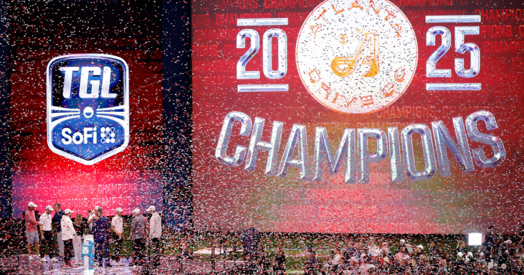 Confetti pleut le Atlanta Drive Golf Club au Sofi Center