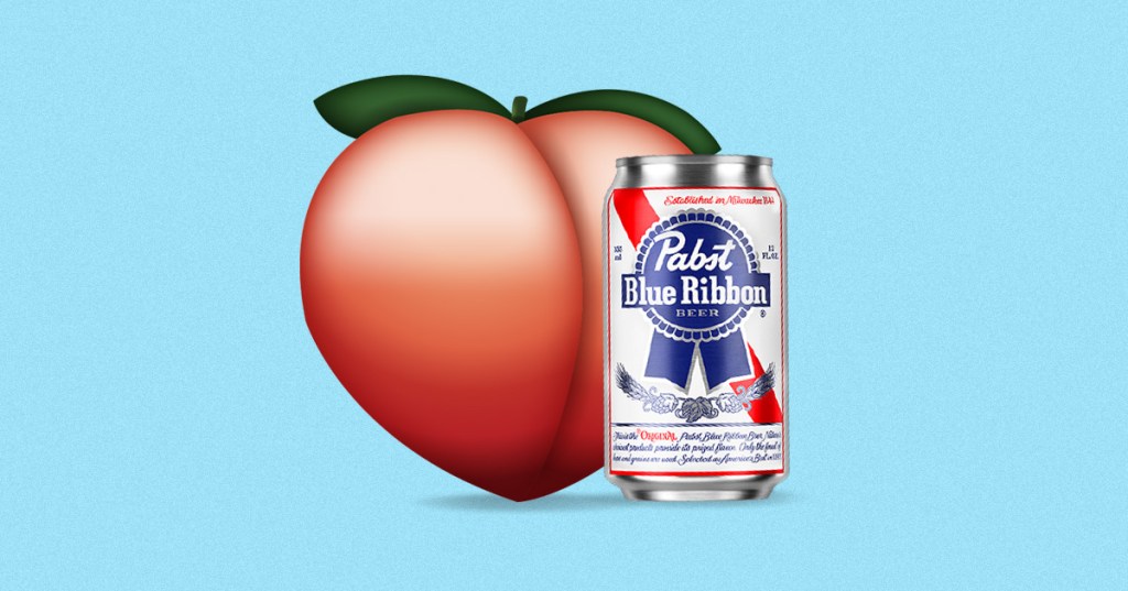 Une boîte de ruban bleu Pabst se trouve à côté d'une illustration d'une pêche géante