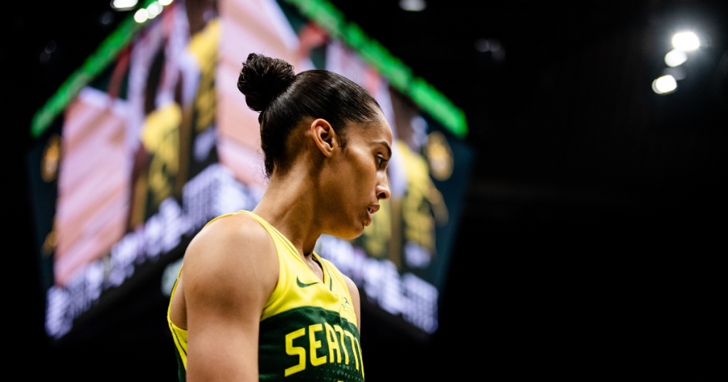 Skylar Diggins-Smith sur le terrain de Climate Pledge Arena