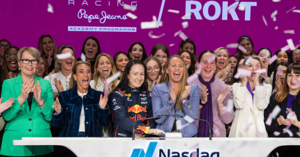 L'équipe Red Bull Pepe Jeans F1 Academy sonne la cloche d'ouverture de Nasdaq