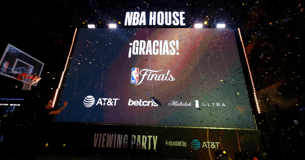 Un écran disant Gracias à NBA House à Mexico