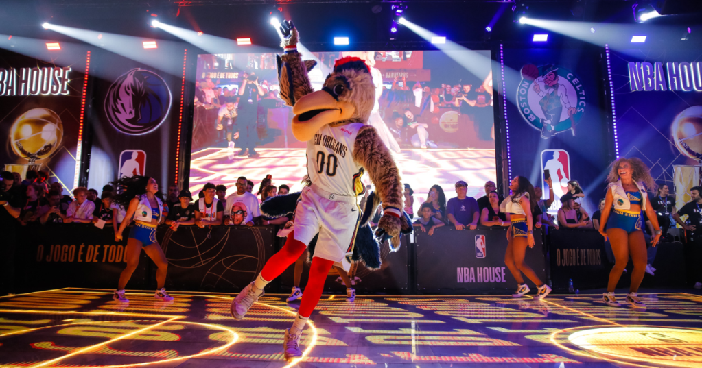 Une mascotte dansant à la maison NBA à Sau Paulo, Brésil