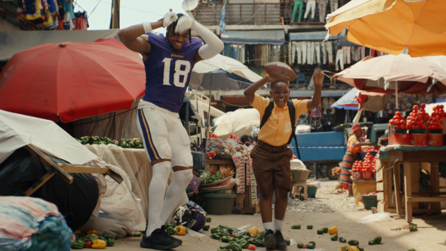 La NFL et le 72andsunny transmettent le football au monde dans la publicité du Super Bowl avec une passe décisive d'Osi Umenyiora, Saquon Barkley et Justin Jefferson.