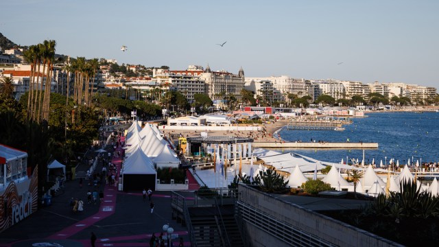 La pétition appelle Cannes Lions à mettre en œuvre des codes de conduite plus clairs, des espaces de soutien visibles et accessibles, une formation obligatoire pour le personnel et les partenaires et les mécanismes de rapports confidentiels et axés sur les traumatismes.