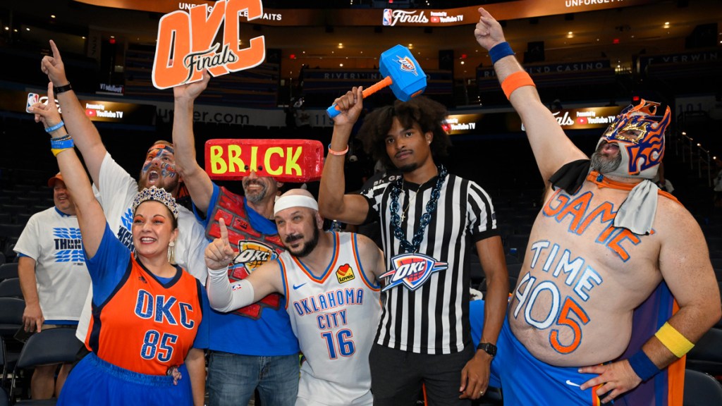 Les fans d'Oklahoma City Thunder encouragent leur équipe