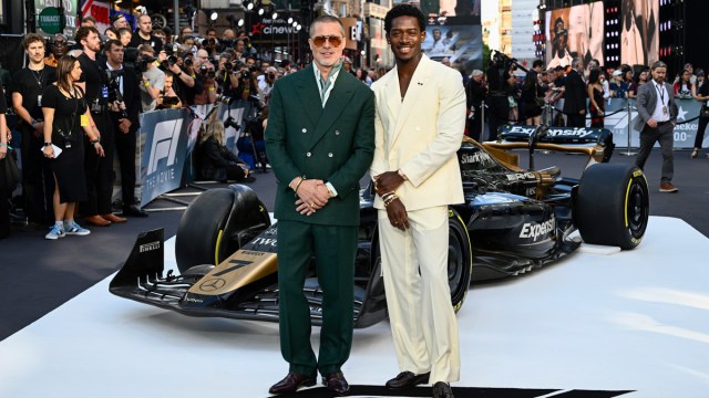 Le film capture parfaitement la sensation de marcher sur la grille, donne un aperçu du glamour du jour de la course F1, et met en évidence les egos en lice pour la première place du podium - pas parce qu'il avait un excellent script (ce qu'il ne faisait pas) mais parce qu'il était authentiquement là dans la course.
