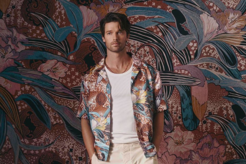 L'acteur Patrick Schwarzenegger porte une chemise imprimée tropicale sur fond tropical