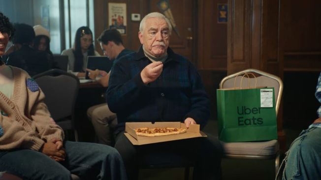 Brian Cox mange une pizza
