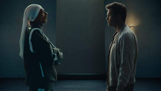 La deuxième publicité consécutive du Super Bowl de la Fondation pour combattre l'antisémitisme réunit Tom Brady et Snoop Dogg pour exposer les raisons souvent ridicules et exagérées de la haine.