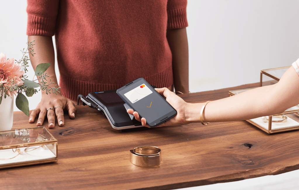 Image d'un consommateur utilisant Mastercard.