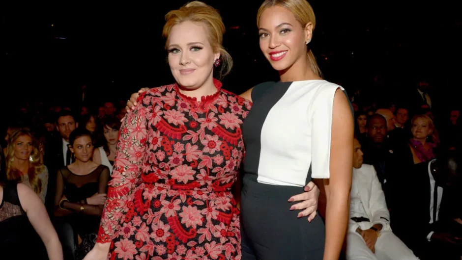 Adele a révélé la conversation en larmes qu&rsquo;elle a eue avec Beyoncé après sa victoire aux Grammy Awards