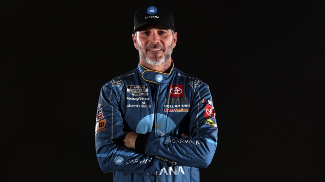 L'icône à la retraite de NASCAR, Jimmie Johnson, reviendra à la course en 2026, a-t-il annoncé à ADWEEK