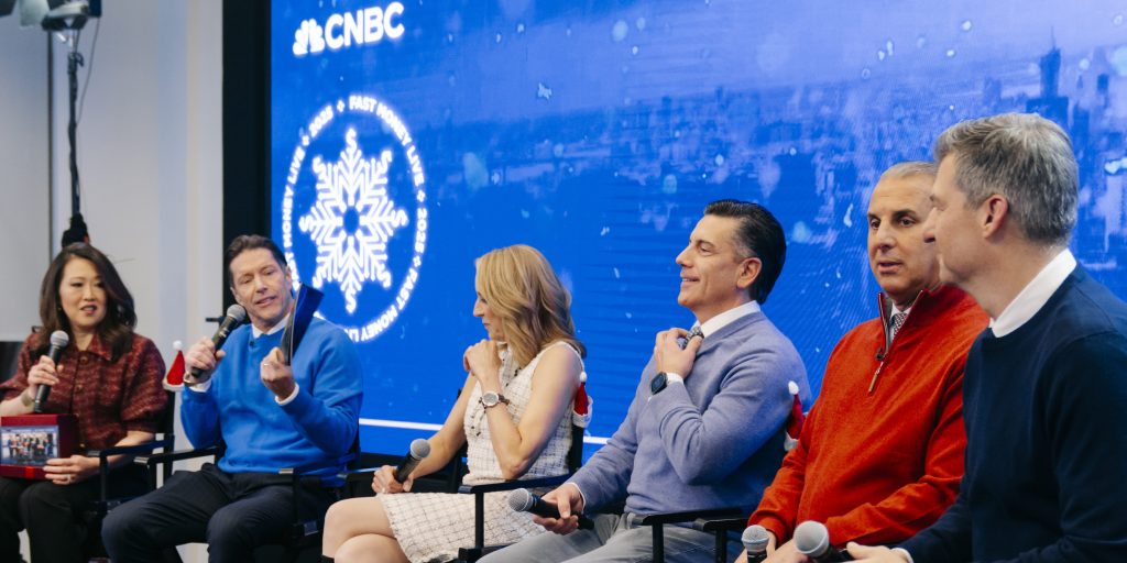 Photo de la partie questions-réponses de l'événement Fast Money Live avec (de gauche à droite) Melissa Lee, Tim Seymour, Karen Finerman, Steve Grasso, Guy Adami et Dan Nathan.