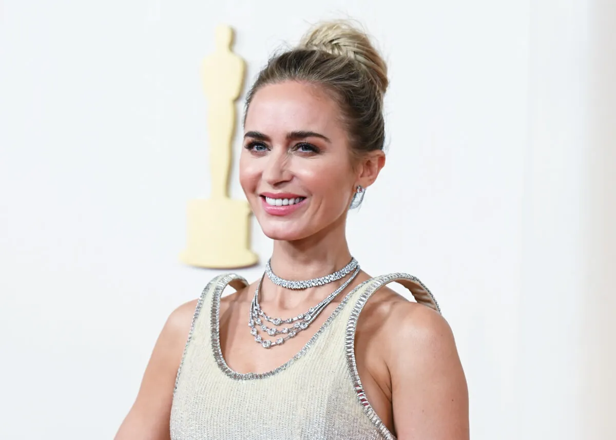 La star de « The Smashing Machine » Emily Blunt porte une robe beige avec une doublure argentée et des bijoux en diamant.