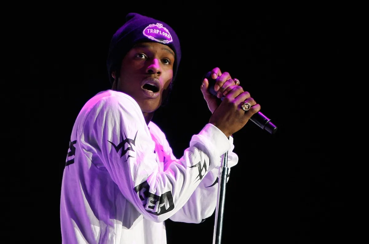Un gros plan du rappeur A$AP Rocky, surpris, en tenant le micro