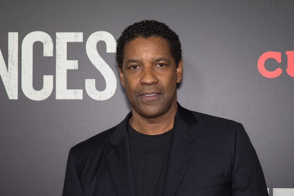 Denzel Washington posant dans un blazer noir et un t-shirt lors de la première de