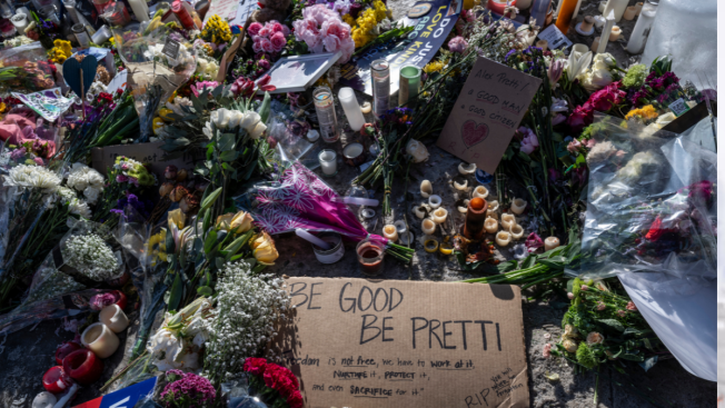 fleurs sur un site commémoratif pour Alex Pretti