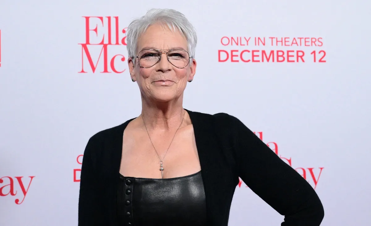 Jamie Lee Curtis assiste à la première mondiale de 20th Century Studios "Ella McCay" au El Capitan Theatre à Hollywood, Californie, le 9 décembre 2025