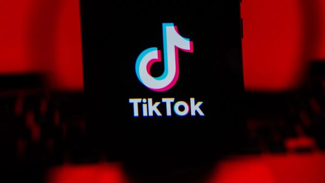 TikTok a dévoilé une gamme d'outils d'IA conçus pour automatiser la production créative. Ils vivront non seulement nativement sur TikTok, mais seront également intégrés dans Adobe Express et WPP Open pour l'usage des spécialistes du marketing.