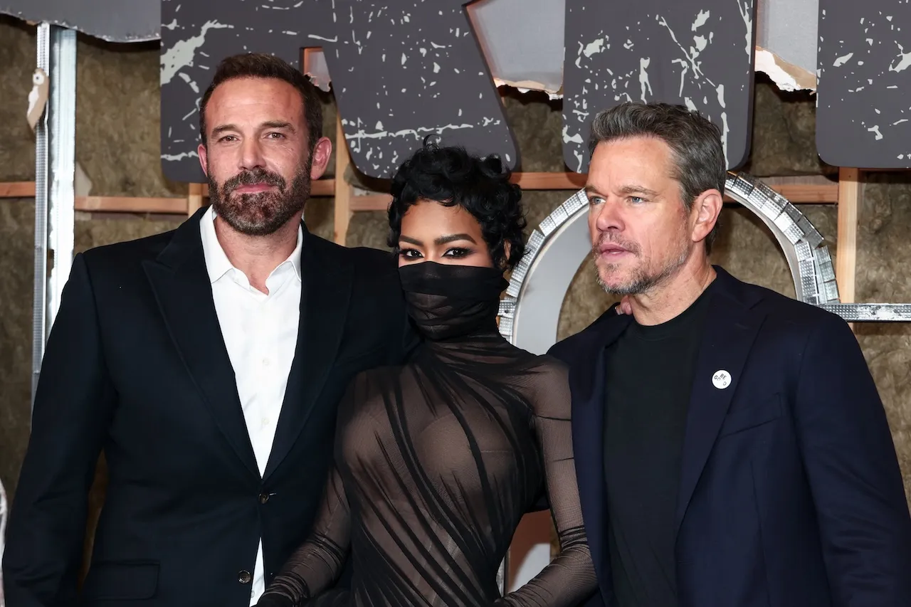 Ben Affleck, Teyana Taylor et Matt Damon posant à la première de