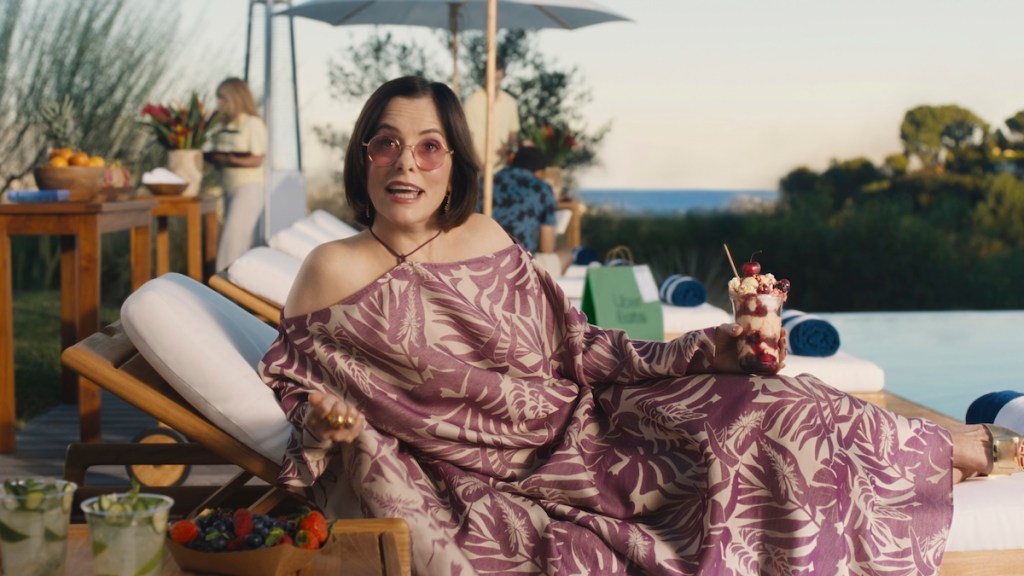 Parker Posey se prélassant au bord de la piscine avec une coupe glacée