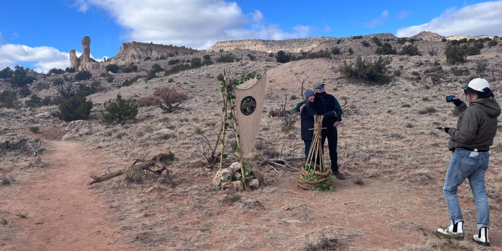 Image de fans de Survivor lors d'une activation dans le désert.