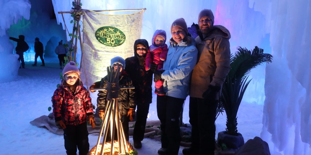Image d’une famille de fans des Survivants lors d’une activation sur glace en salle.